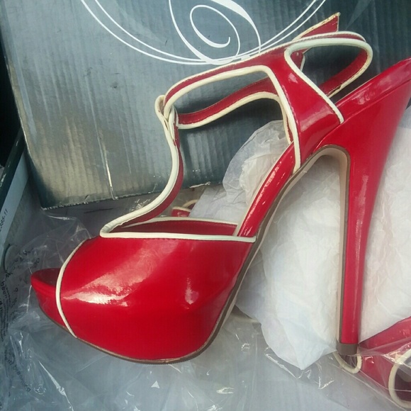 Red high heels - Picture 2 of 4